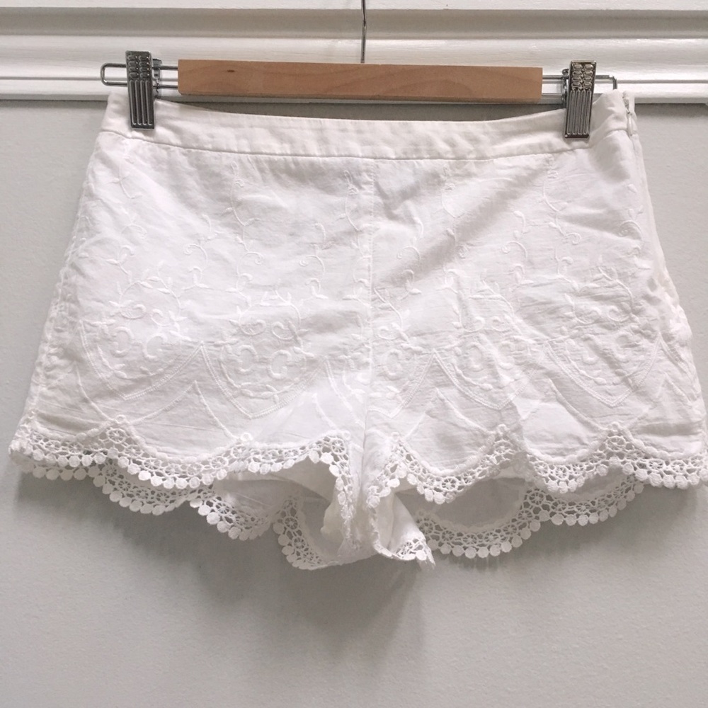 NWOT Forever 21 lace scalloped shorts